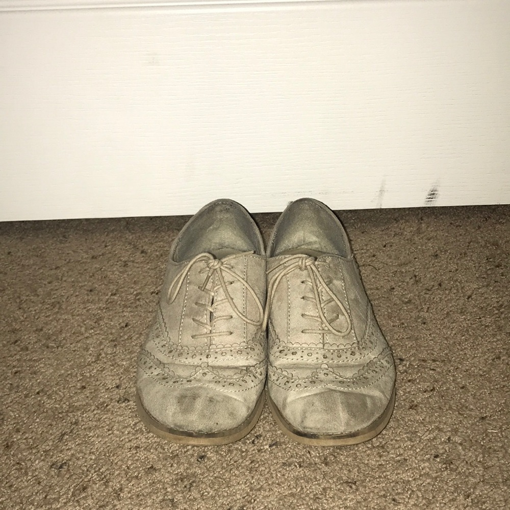 Wing-tipped shoes